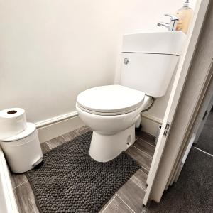 a bathroom with a white toilet in a room at 3 Bedroom House In Jarrow, Sleeps 6, Near Port of Tyne & Free Parking in Jarrow