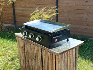 a grill sitting on a table in the grass at entre bourg et rivage in Saint-Pierre-Langers