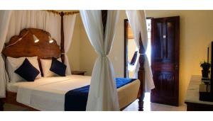 a bedroom with a bed with a wooden canopy at Pousada Azul Marinho in Canoa Quebrada +33 photos
