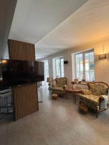 a large living room with a large flat screen tv at Ninika B&B Utsera in Oni