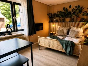 a room with a bed with pillows and a table at Ruhiges & gemütliches Studio in Schneverdingen