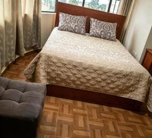 a bedroom with a bed and a couch at Hostal acacias in Cuenca