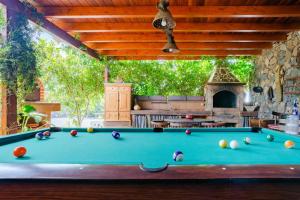 a pool table in the middle of a patio at Casa Emblemática Garaday Lanzarote. in Tinajo