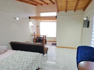 ein Schlafzimmer mit einem Bett, einem Tisch und einem Stuhl in der Unterkunft dormitorio REST in Chaitén