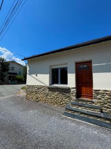 a house with a brown door and a window at Casa Pont in Osséja +2 photos