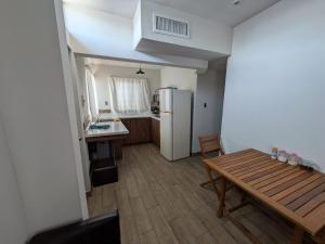 a small kitchen with a table and a refrigerator at Zona nuevo CAMPUS Universidad departamento independiente in Chihuahua