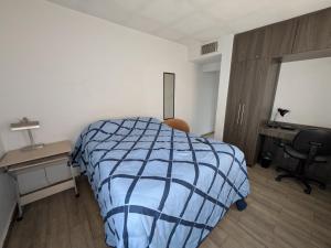 a bedroom with a bed and a desk and a chair at Zona nuevo CAMPUS Universidad departamento independiente in Chihuahua