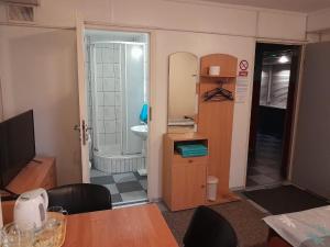 a small room with a table and a bathroom at Pokoje Slomkowscy in Łódź