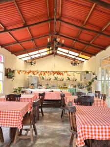 a restaurant with red and white tables and chairs at Padua Finca Hotel in Chachagüí