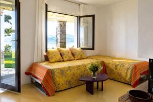 a bedroom with a bed and a window at Casa Panorama in Brissago