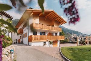 a building with a balcony on the side of it at Innersennerhof in Rifiano