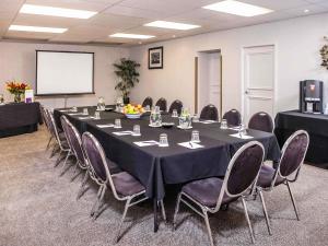 a conference room with a long table and chairs at Mercure Wellington Abel Tasman in Wellington