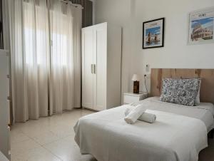 a bedroom with a bed with a pillow on it at Apartamento Casa Balina II in Dúrcal +2 photos