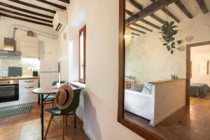a kitchen with a tub and a table and a mirror at Porta Toscana in Poggibonsi