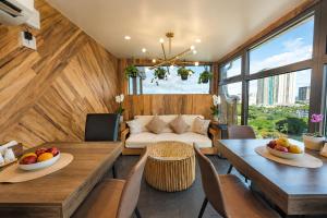ein Wohnzimmer mit Holzwänden und Holztischen in der Unterkunft Hotel La Croix in Honolulu + 276 Fotos