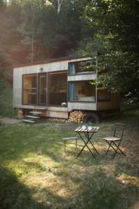 a trailer with two picnic tables in front of it at Včelín Müslivna in Jablonné v Podještědí