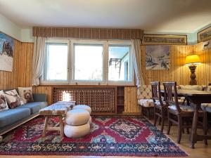 a living room with a couch and a table at Ca' Scalinatella in Cortina dʼAmpezzo