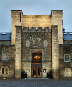 un gran edificio de ladrillo con un cartel. en Malmaison Oxford en Oxford