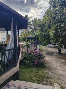 a house with a fence and flowers in the yard at Naru CasaBlanca in Utica +5 photos