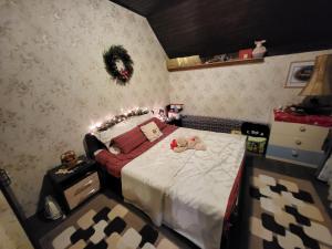 a bedroom with a bed with a stuffed animal on it at Deda Mrazova kućica in Knić