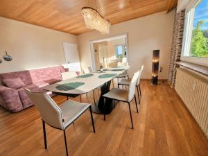a dining room with a table and chairs at PMC Traumblick Suite & Spa - Whirlpool & Sauna in Bad Ems +29 photos