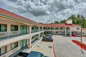 an aerial view of a hotel with cars parked in the parking lot at Humble Inn & Suites in Humble