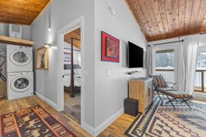 a living room with a washer and dryer in a house at Griffin Chalet 5 in Stowe