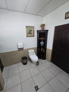 a bathroom with a toilet in a room at El Refugio - Hospedaje y Eventos in San Lucas Sacatepéquez +17 photos