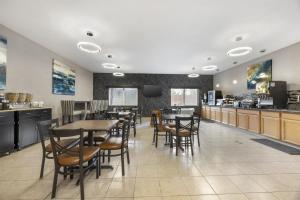 a restaurant with tables and chairs and a bar at Best Western Newberg Inn in Newberg
