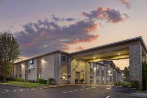 a rendering of a hotel with a parking lot at Best Western Newberg Inn in Newberg
