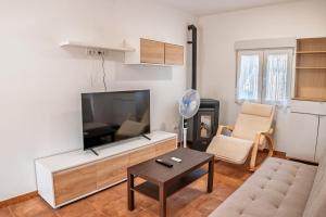 a living room with a large flat screen tv at Apartamento Aira in Villadepalos