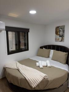 a bedroom with a bed with two towels on it at Casa dos Avós da Lapa in Lapa dos Dinheiros