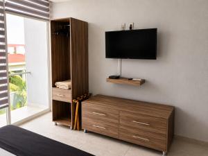a room with a flat screen tv on a wall at Hotel Posada Mirador in Guadalajara