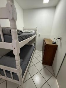 a small room with a bunk bed and a table at KITNETS Kretzer Hinckel 1 - CENTRO in Alfredo Wagner
