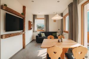 a living room with a table and a couch at Innersennerhof in Rifiano