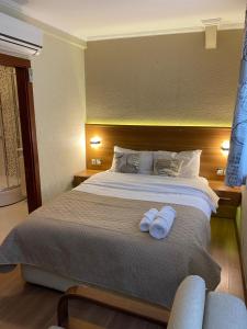 a bedroom with a large bed with towels on it at Kaan Pansiyon in Bartın