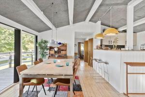 a dining room and kitchen with a table and chairs at 8221-Vordingborg-Gogeurtvej-13 in Vordingborg