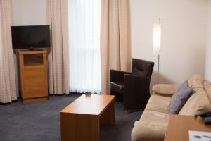 TV at/o entertainment center sa Stadthotel Crailsheim