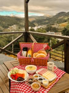a picnic table with a basket of cheese and bread at cabana ret in Alfredo Wagner
