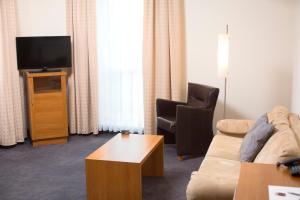 TV at/o entertainment center sa Stadthotel Crailsheim