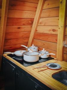 a stove top with several pots and pans on it at cabana ret in Alfredo Wagner
