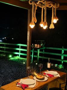 a table with glasses of wine and food on it at cabana ret in Alfredo Wagner