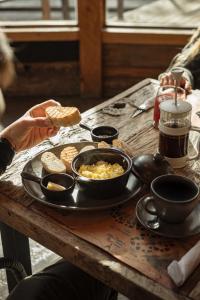 a tray of food on a wooden table with a plate of food at VT Coffee & Lodge in Curarrehue