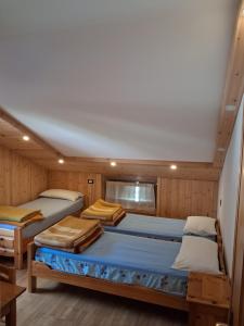 two beds in a cabin of a boat at Chalet Bianco in Valdidentro