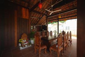 a dining room with a table and chairs at Nọng Villa in Phan Thiet