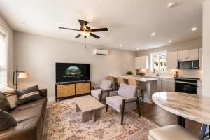 a living room with a couch and a table at McCormick Retreat in Knoxville +11 photos