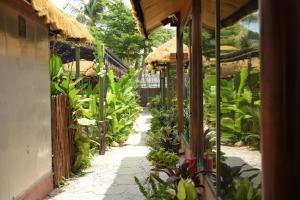 an outdoor garden with plants and a fence at Nọng Villa in Phan Thiet