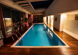 a swimming pool in the middle of a building at Hotel Diamante in Resistencia