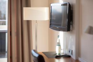 TV at/o entertainment center sa Stadthotel Crailsheim