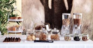 una mesa con tarros de frutos secos y otros productos alimenticios en Hotel Hyltor, en Archena